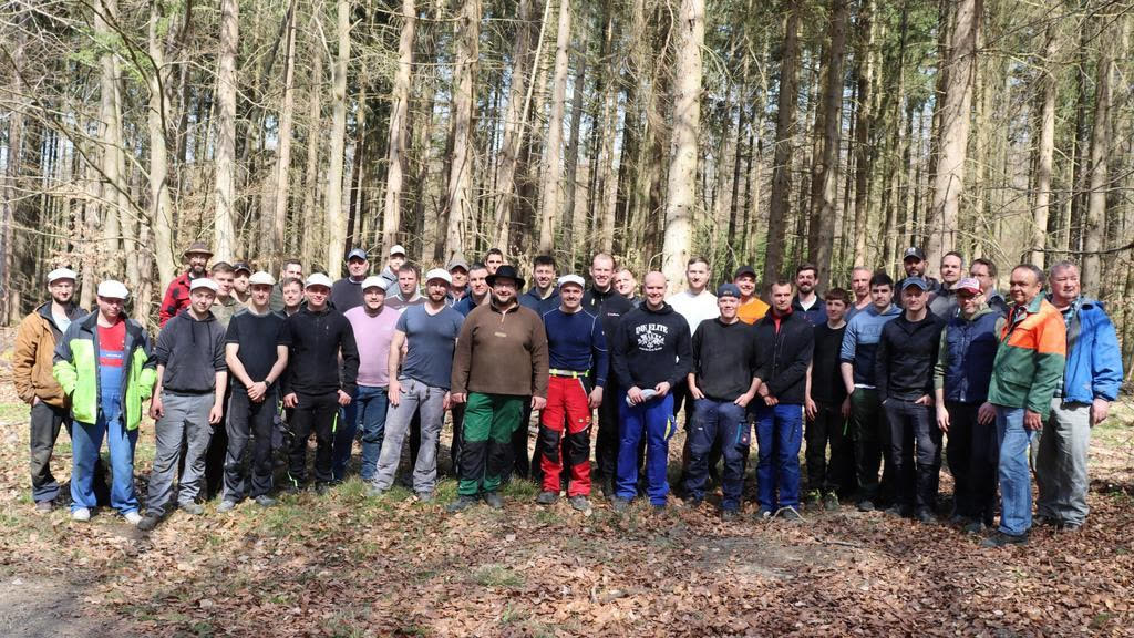 Gruppenfoto der Helferinnen und Helfer beim Bäumeschlagen 2026 im Wald